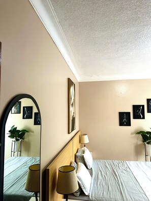 1 bedroom, desk, free WiFi - Nkuyu estates  (Kampala)