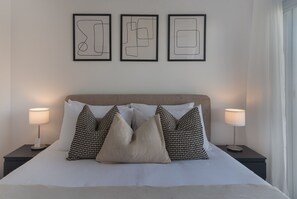 Luxe appartement, uitzicht op stad | 2 slaapkamers, een kluis op de kamer, verduisterende gordijnen