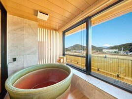 Combined shower/tub, hair dryer, slippers, towels