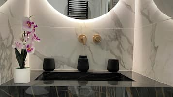Superior-Doppelzimmer | Badezimmer | Dusche, Regendusche, kostenlose Toilettenartikel, Haartrockner
