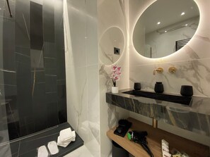 Superior Double Room | Bathroom amenities | Shower, rainfall showerhead, free toiletries, hair dryer - Suite Croce (Rome)