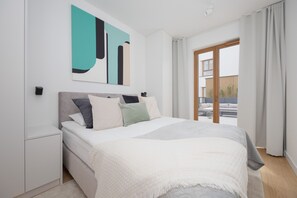 3 soverom, individuelt innredet, skrivebord og skrivebord for bærbar PC