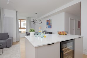 Kylskåp, mikrovågsugn, ugn och spishäll