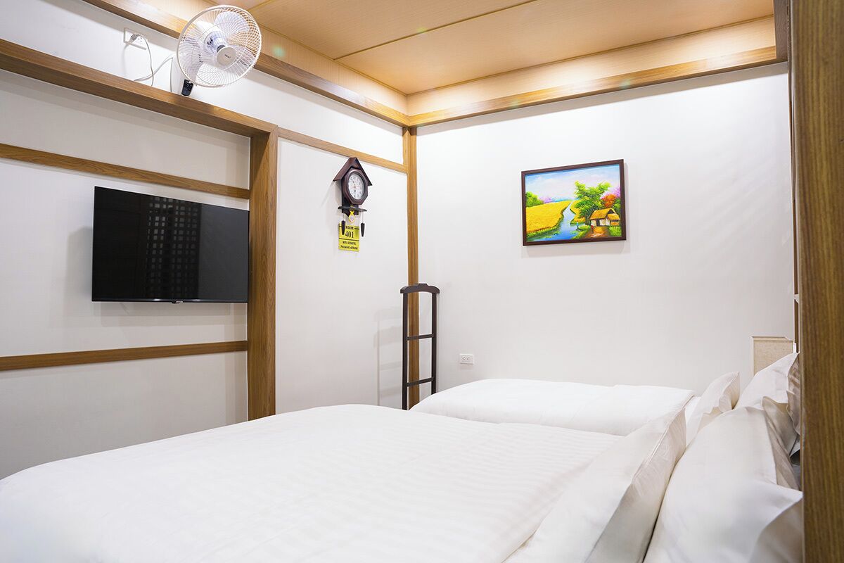 Family Room | Minibar, in-room safe, blackout curtains, iron/ironing board