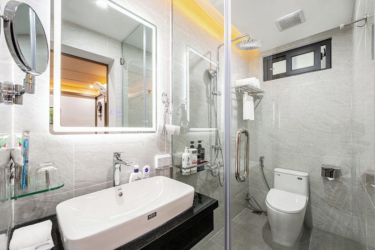 Family Room | Bathroom | Shower, hair dryer, bathrobes, slippers