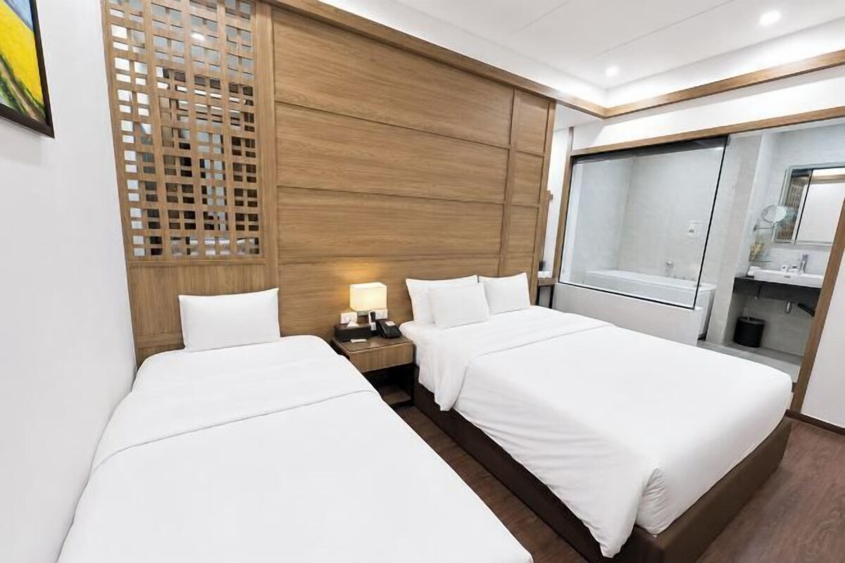 Minibar, caja fuerte, cortinas opacas y tabla de planchar con plancha