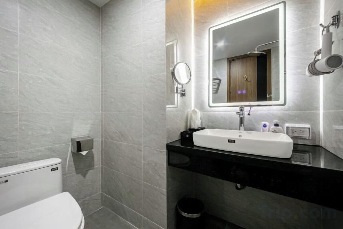 Salle de bain | Séchoir à cheveux, peignoirs, pantoufles, serviettes fournies