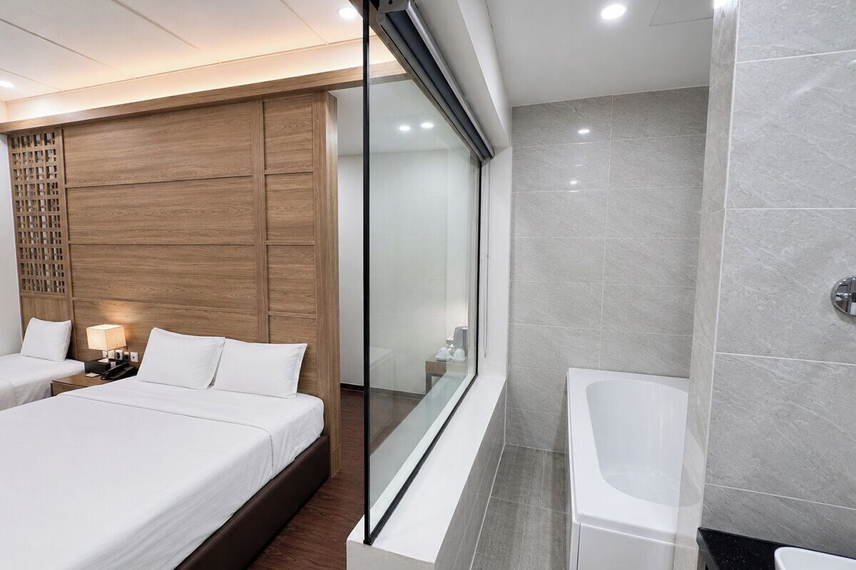Family Room | Minibar, caja fuerte, cortinas opacas y tabla de planchar con plancha