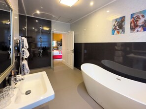 Rainfall showerhead, free toiletries, hair dryer, slippers