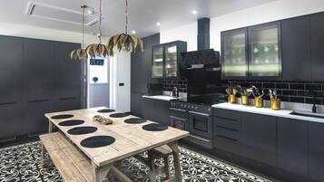 Luxury House, Hot Tub | Private kitchen
