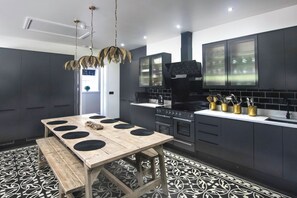 Maison Luxe, bain à remous | Cuisine privée | Cafetière/bouilloire, bouilloire électrique, chaise haute