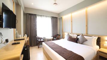 Brankas, meja kerja, ruang kerja ramah laptop, dan tirai kedap cahaya