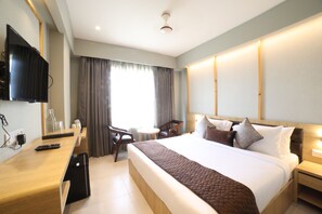 Safe på rommet, skrivebord og skrivebord for bærbar PC