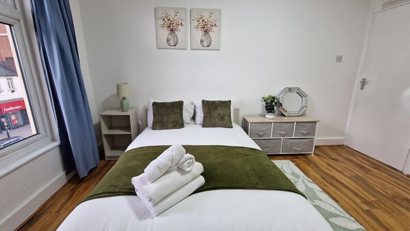 2 habitaciones, tabla de planchar con plancha, wifi y ropa de cama