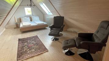 2 Schlafzimmer, Schreibtisch, Bügeleisen/Bügelbrett, Reisekinderbett