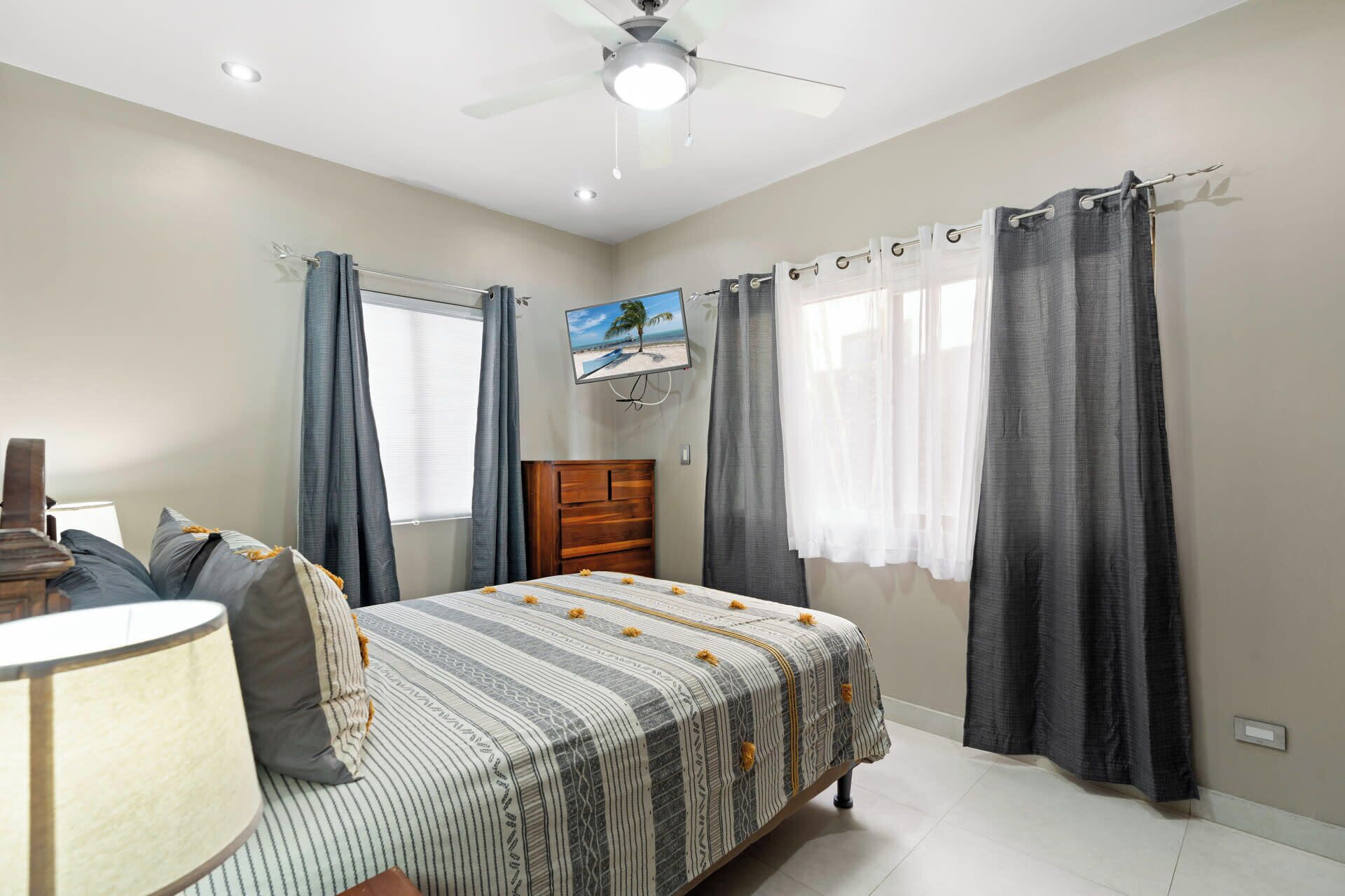 2 bedrooms, desk, iron/ironing board, WiFi