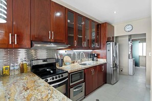 Réfrigérateur, four à micro-ondes, un four, surface de cuisson