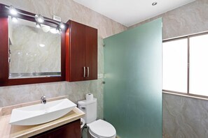 Dusche, Haartrockner, Handtücher, Shampoo