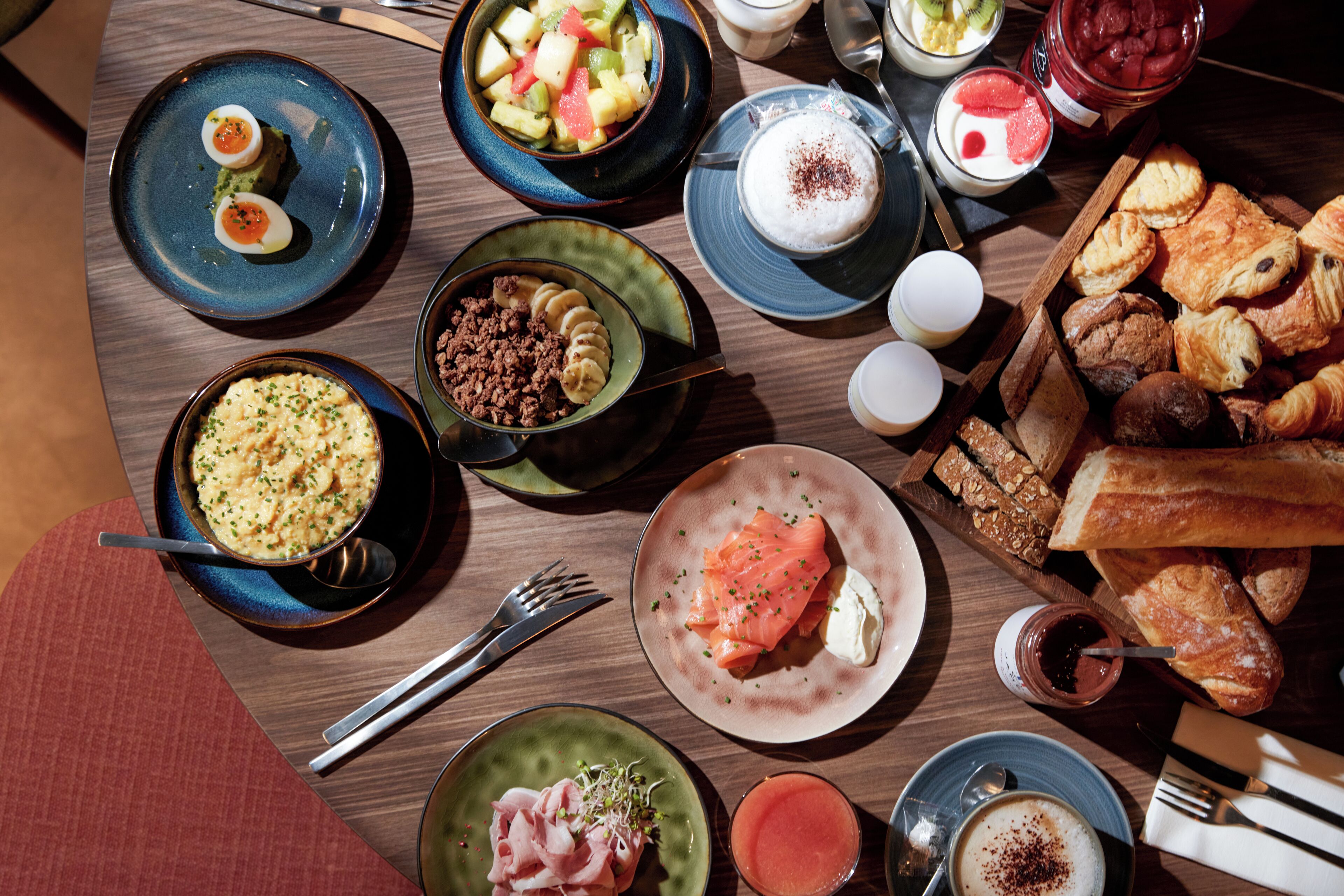 Daily continental breakfast (EUR 21 per person)