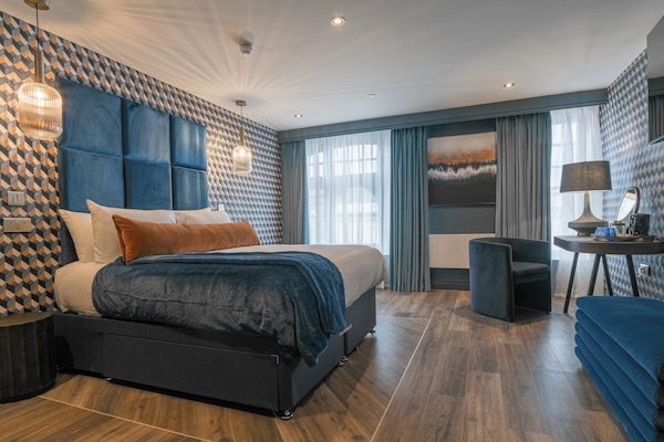 Deluxe King/Twin with Bath | WiFi (free), bed sheets