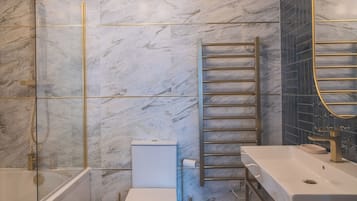 Deluxe King/Twin with Bath | 1 dormitorio, wifi gratis, ropa de cama