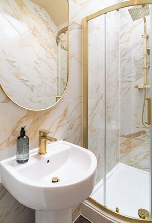 Deluxe King/Twin with Shower | Wi-fi (inkludert) og sengetøy