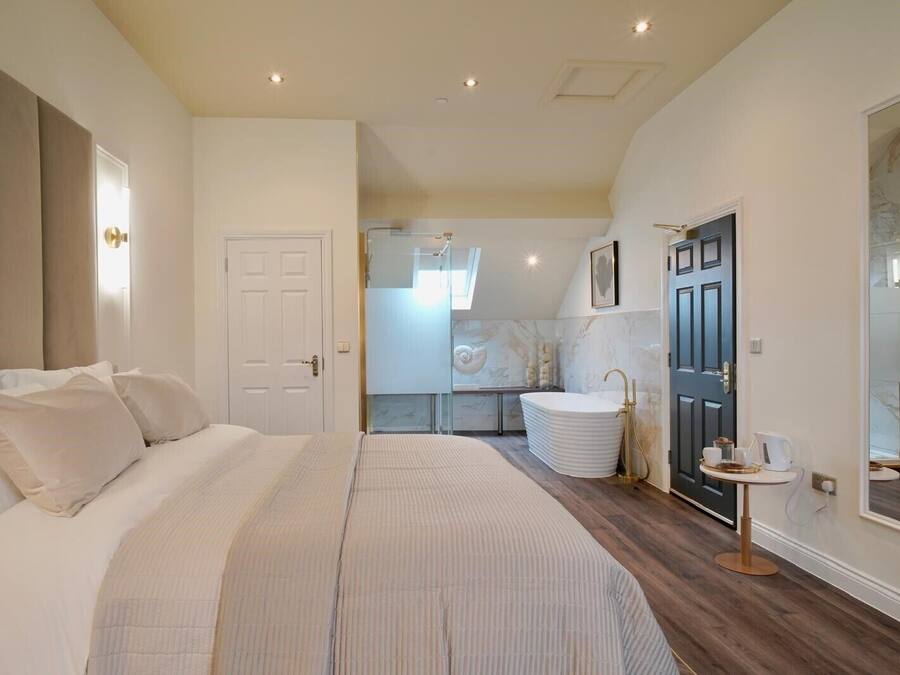 Superior King Room | Free WiFi, bed sheets