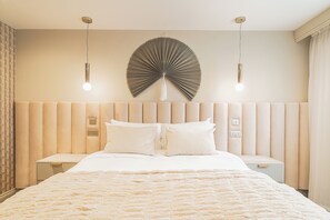 Deluxe King/Twin with Bath - Howfield Hotel (Merthyr Tydfil)