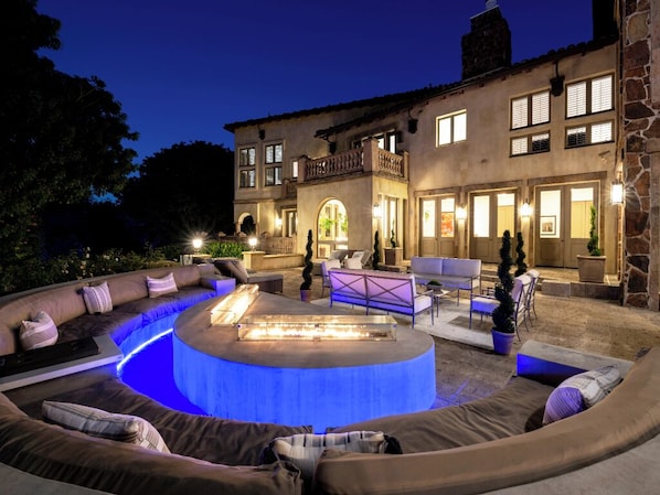 Terrace/patio - Carolwood - Modern Tuscan Villa With Rolling Lawns and Loggia in Holmby Hills (Beverly Hills)