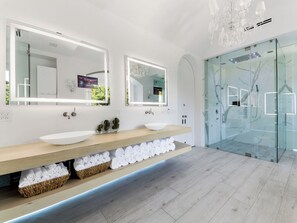 Villa, Mehrere Betten, Poolzugang, Gartenblick (Carolwood Estate) | Badezimmer | Komfortbadewanne, Haartrockner, Handtücher