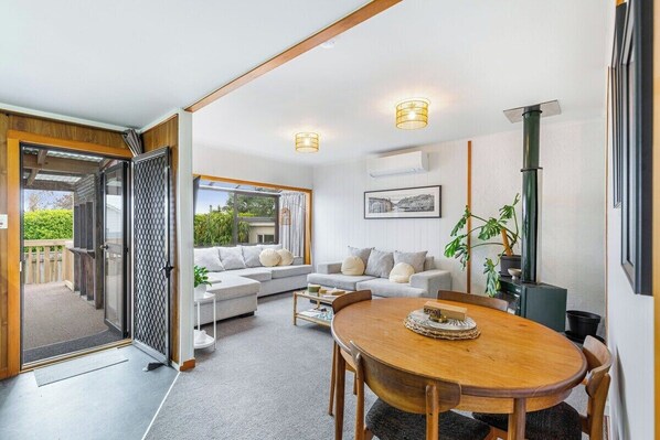 TV, offices - Tranquil Haven 2 BR and 1.5 BA Home Zodiak Stays (Auckland)