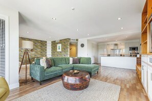 Una televisión, una oficina