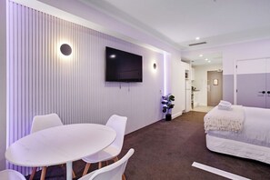 Tabla de planchar con plancha, wifi y ropa de cama