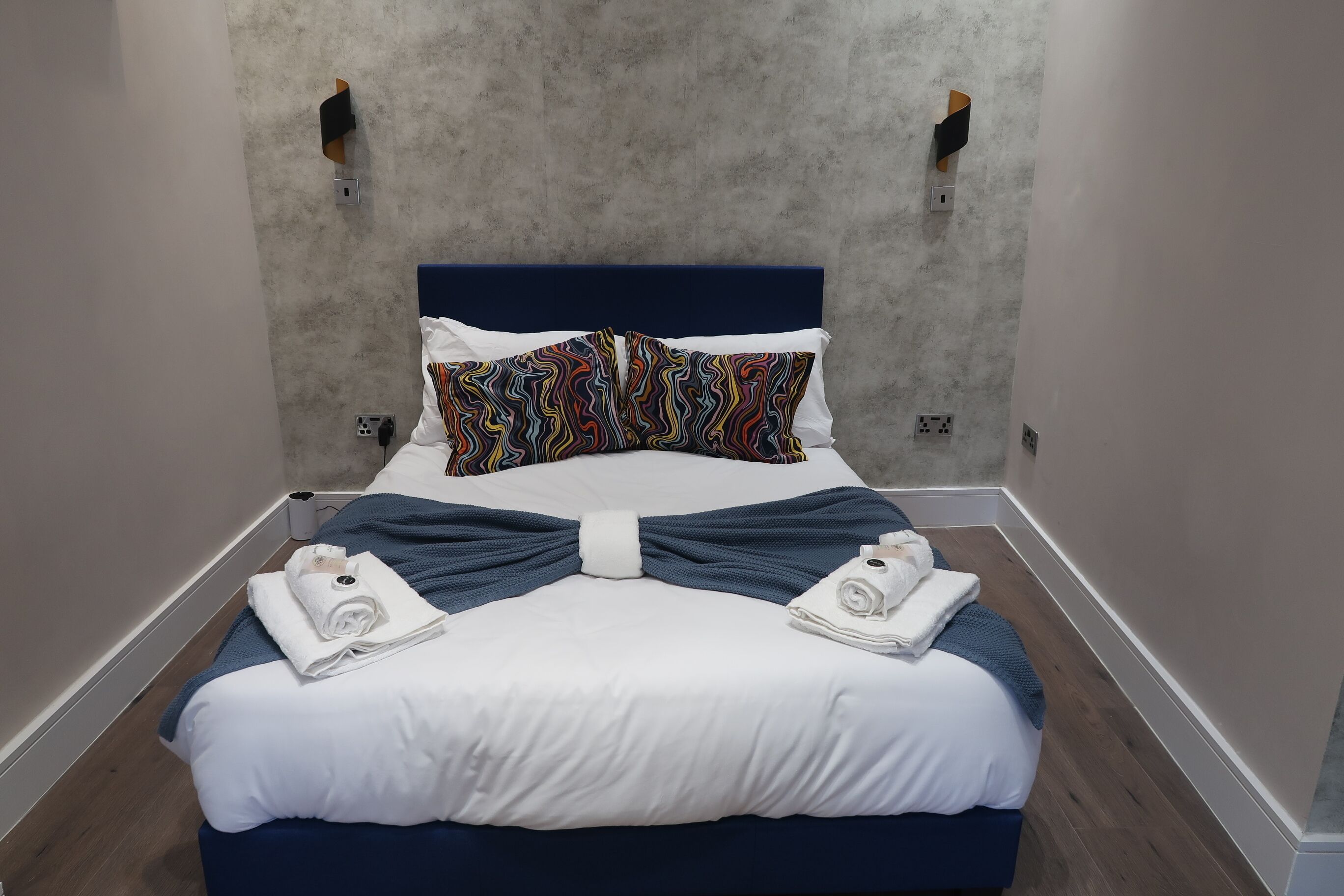 2 Schlafzimmer, Schreibtisch, Bügeleisen/Bügelbrett, Reisekinderbett