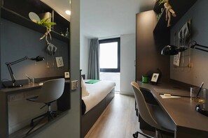 Cortinas blackout, wifi gratis y ropa de cama 