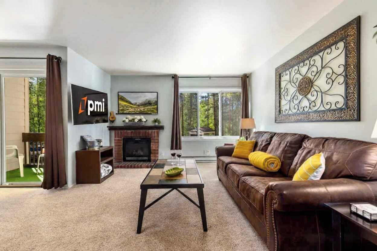 Televisión, chimenea y oficina 