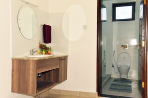 Shower, towels, soap, toilet paper - Lovely 2-bedroom apartment in Kwale County located in a leafy and serene place (Diani)