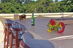 Outdoor dining - Lovely 2-bedroom apartment in Kwale County located in a leafy and serene place (Diani)