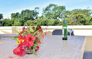 Outdoor dining - Lovely 2-bedroom apartment in Kwale County located in a leafy and serene place (Diani)