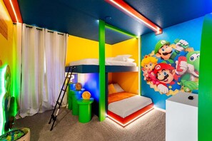 Värikäs huone, jossa on kerrossänky, tikkaat ja seinämaalaus, jossa on kuvattuna Mario ja Luigi.