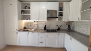 Kühlschrank, Mikrowelle, Ofen, Herdplatte