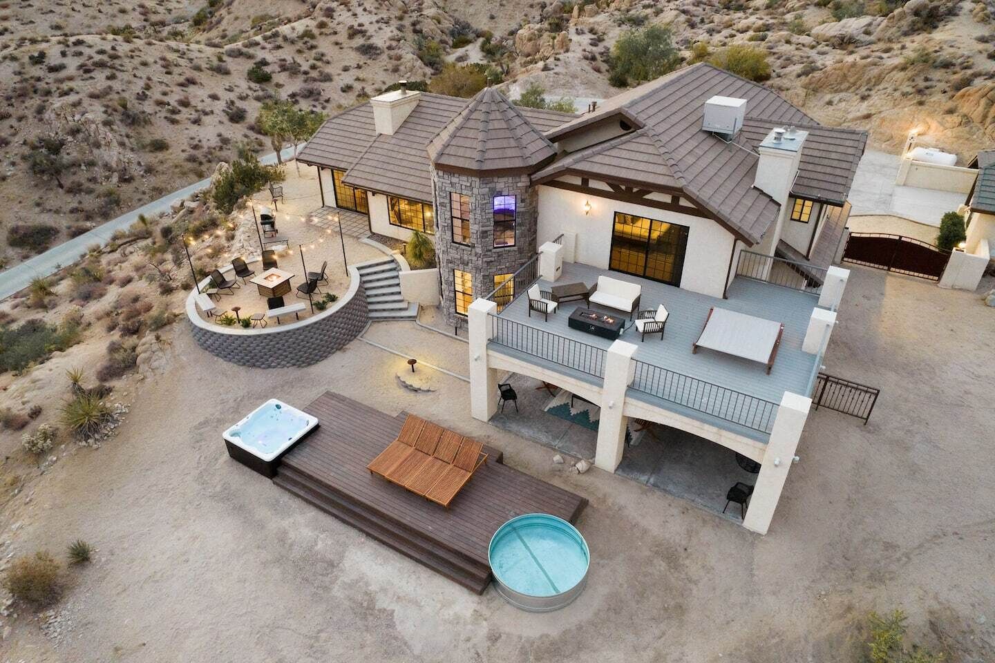 The Citadel - Huge Cowboy Tub, Hot Tub, Firepits