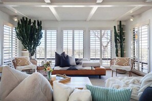 Televisión, chimenea, oficina