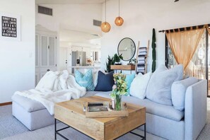 Tv, eldstad och kontor