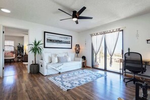 Tv, eldstad och kontor