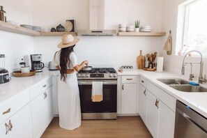 冰箱、微波炉、烤箱、炉灶