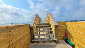 A wooden staircase leading to a beach area with a view of the ocean. - Top Floor Beachside Condo in Gulf Shores Sleeps 6 (Gulf Shores)
