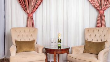 Pillowtop-Betten, Zimmersafe, Schreibtisch