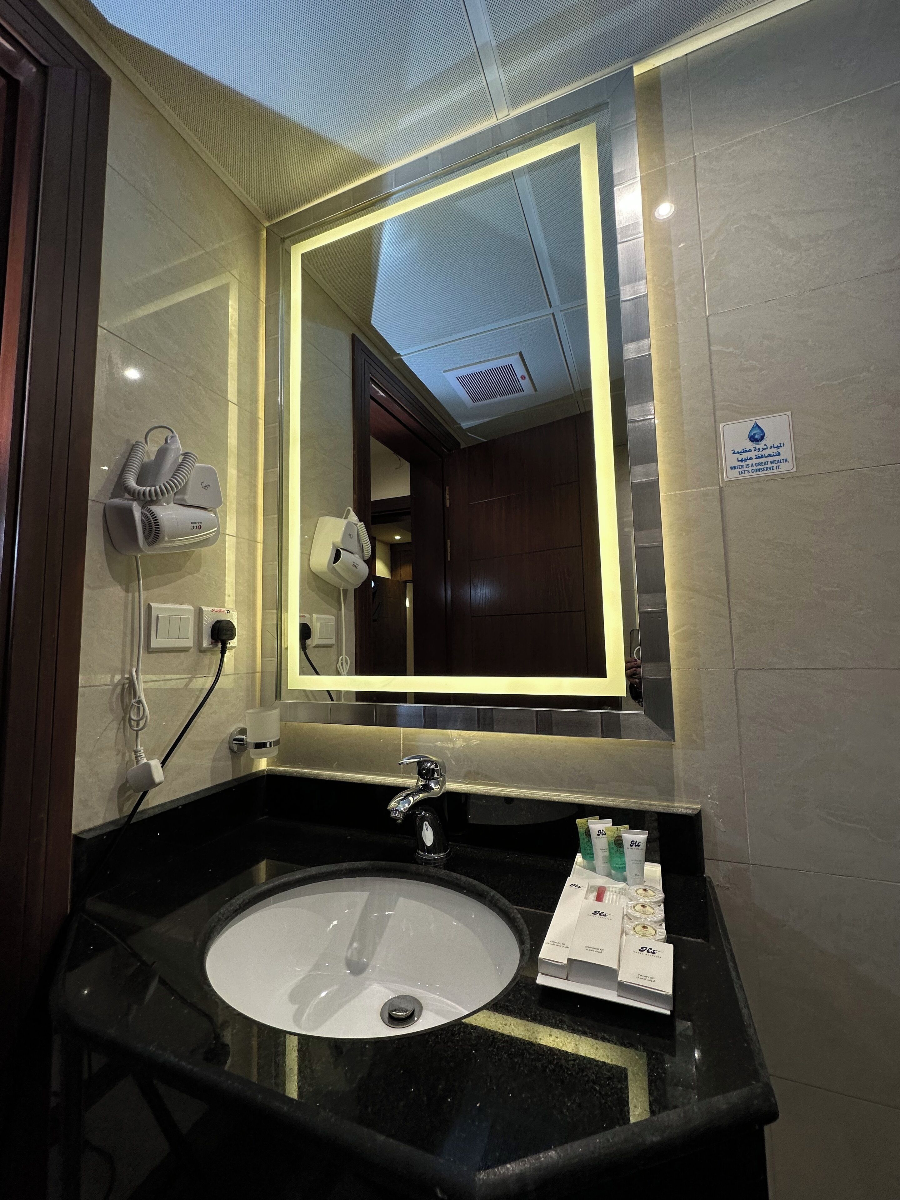 Dusche, kostenlose Toilettenartikel, Haartrockner, Handtücher