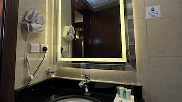 Dusche, kostenlose Toilettenartikel, Haartrockner, Handtücher